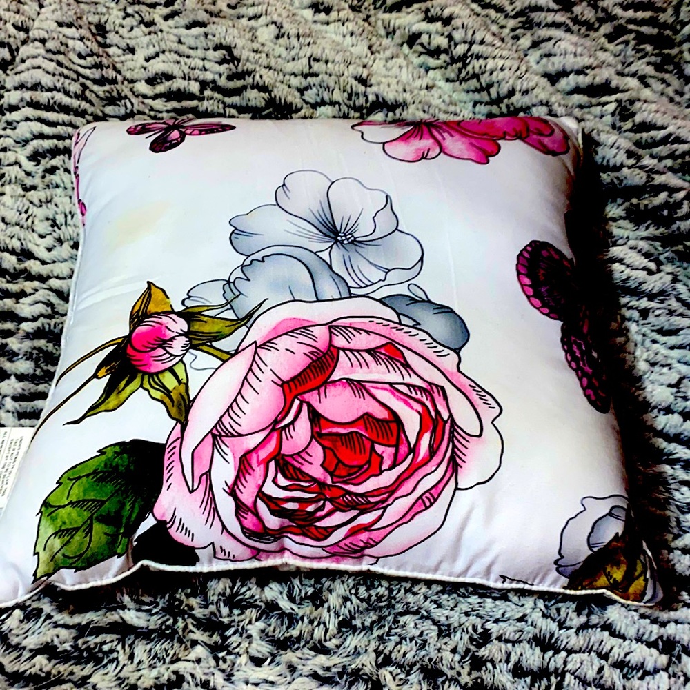 this is a flower pillow🌸